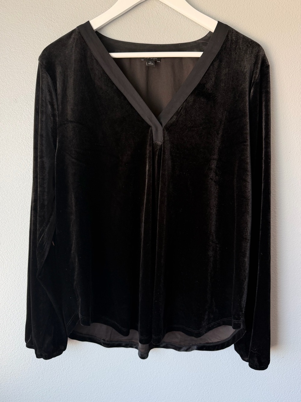 Ann Taylor black velvet long sleeve v-neck top Women’s sz XL